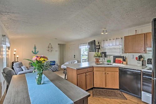 Pet-Friendly Pensacola Home with Outdoor Seating - image 4