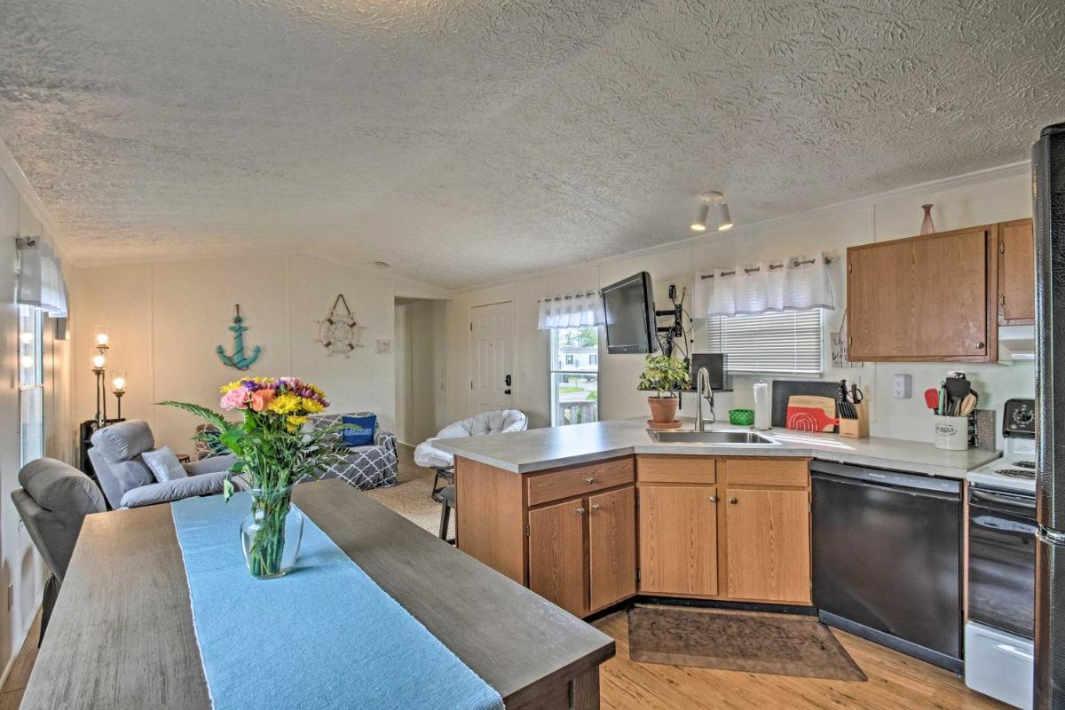 Pet-Friendly Pensacola Home with Outdoor Seating - image 4