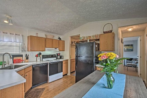Pet-Friendly Pensacola Home with Outdoor Seating - image 5