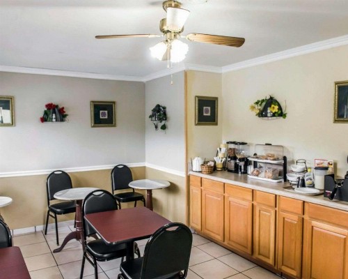Econo Lodge Perry - image 3