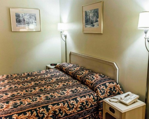 Econo Lodge Perry - image 30