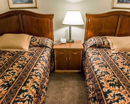Econo Lodge Perry - image 44