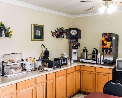 Econo Lodge Perry - image 9