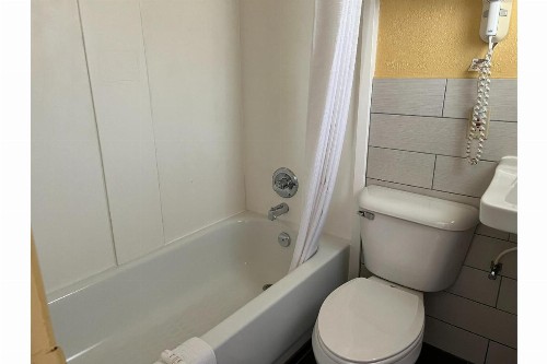 Budget Inn - Perrysburg - image 14