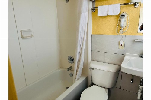 Budget Inn - Perrysburg - image 15