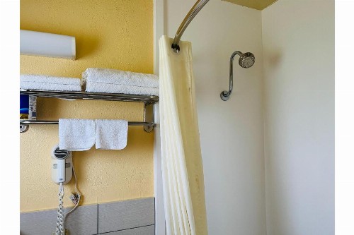 Budget Inn - Perrysburg - image 18