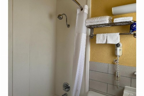 Budget Inn - Perrysburg - image 19