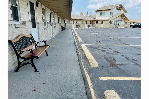 Budget Inn - Perrysburg - image 3