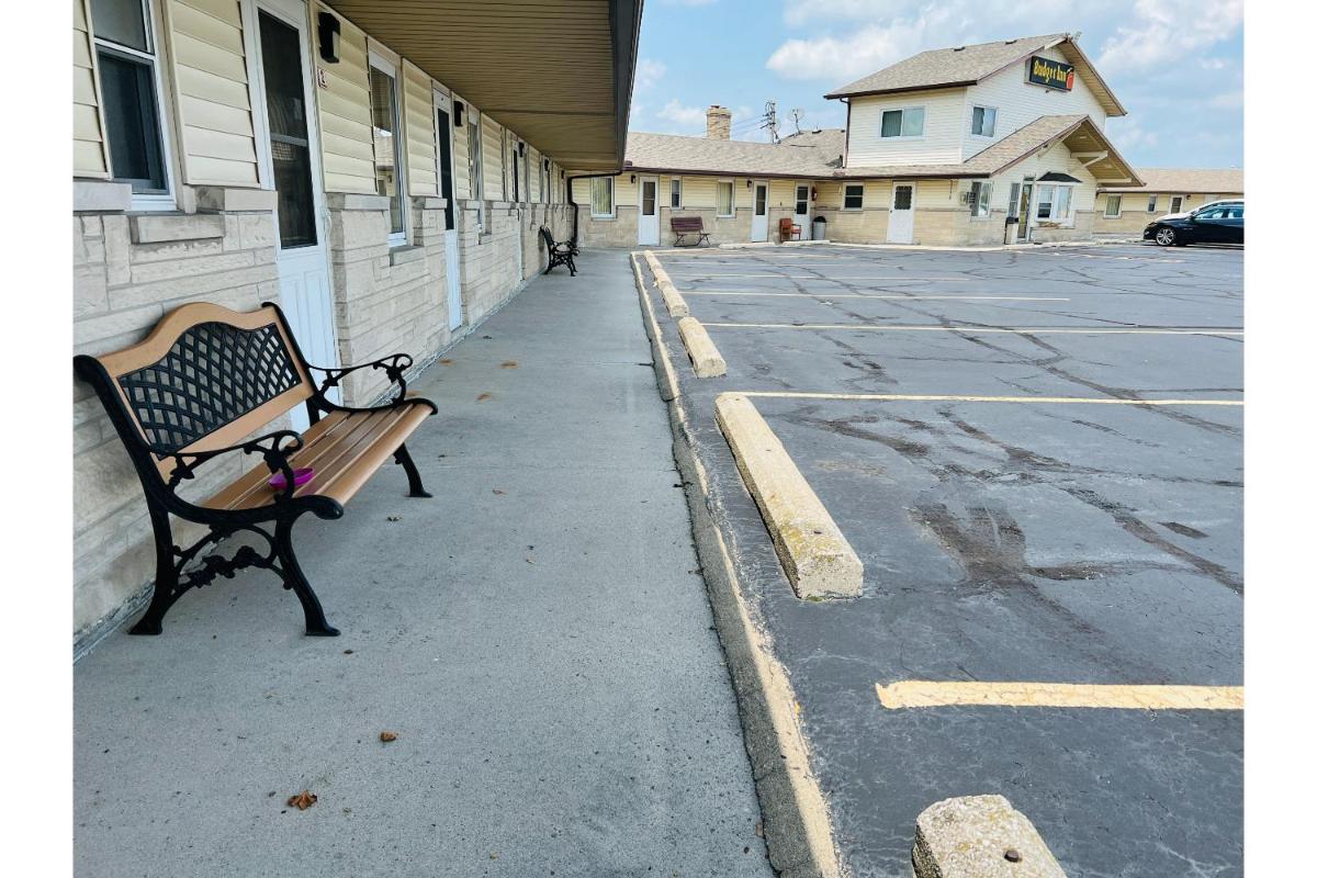Budget Inn - Perrysburg - image 3