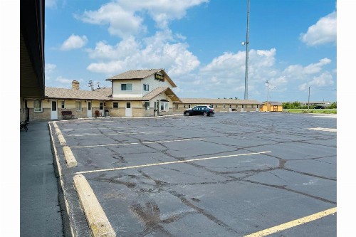 Budget Inn - Perrysburg - image 6