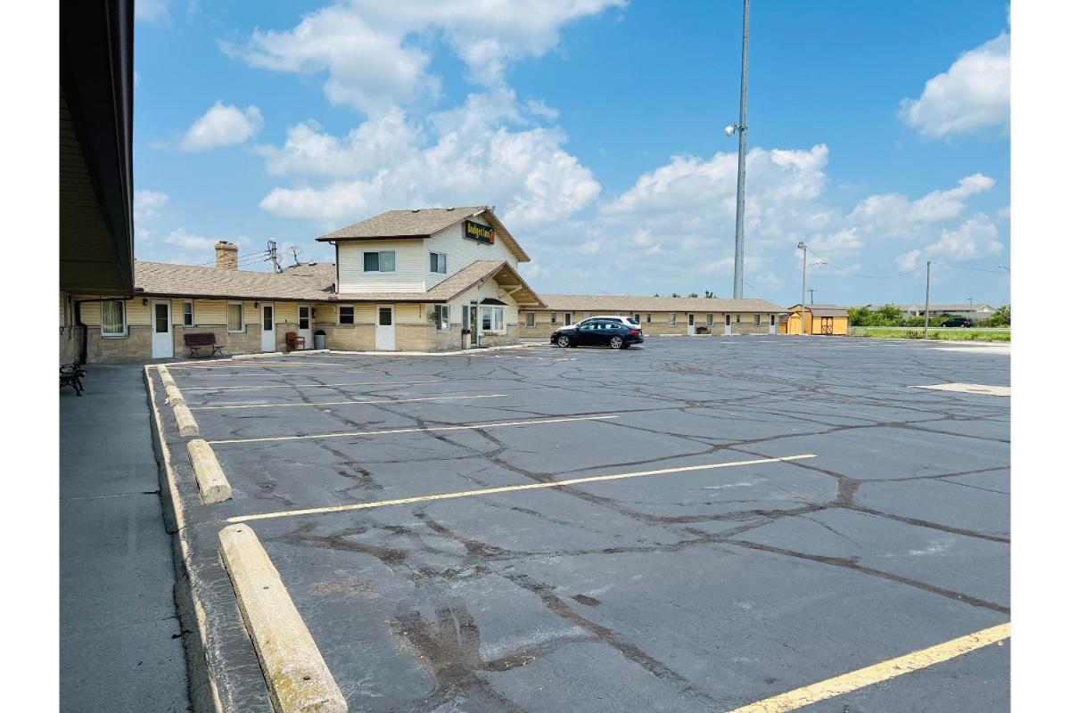 Budget Inn - Perrysburg - image 6