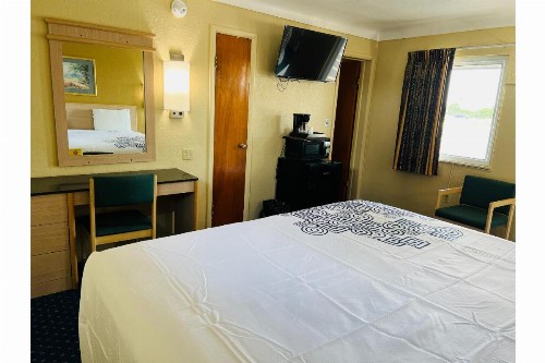 Budget Inn - Perrysburg - image 9