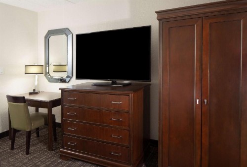 Embassy Suites by Hilton Philadelphia Airport - image 29