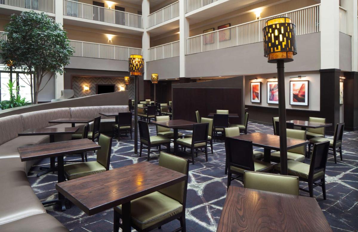 Embassy Suites by Hilton Philadelphia Airport - image 5