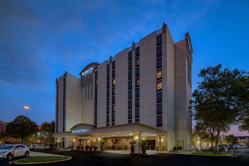 DoubleTree by Hilton Philadelphia Airport - image 2