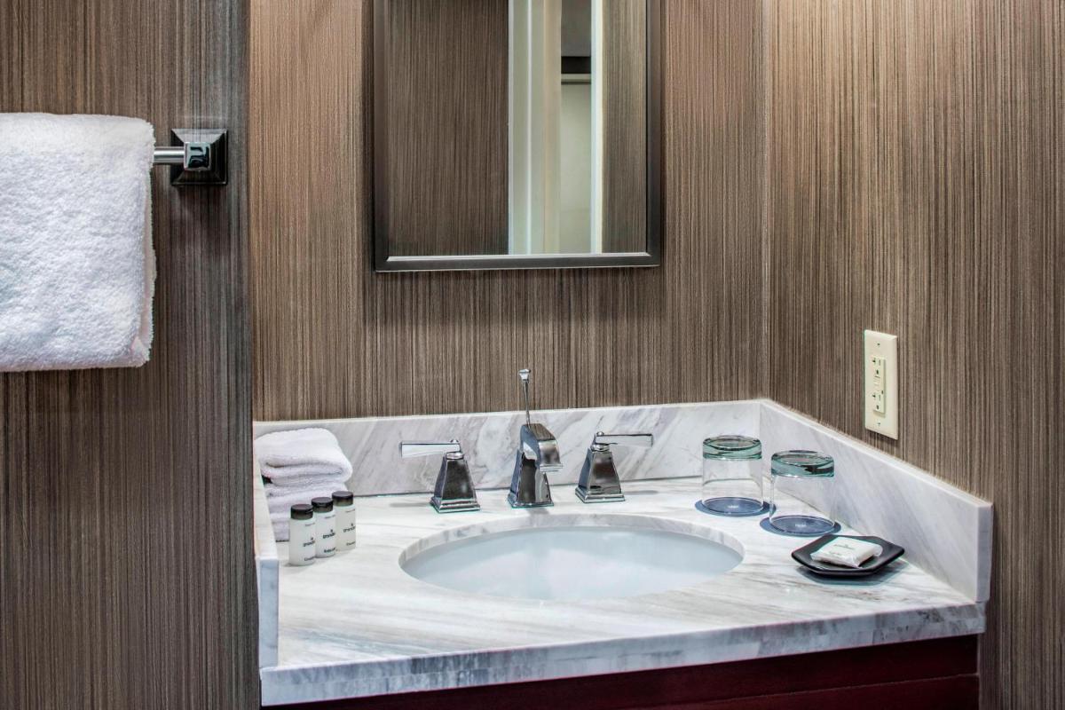 Sheraton Philadelphia University City Hotel - image 3