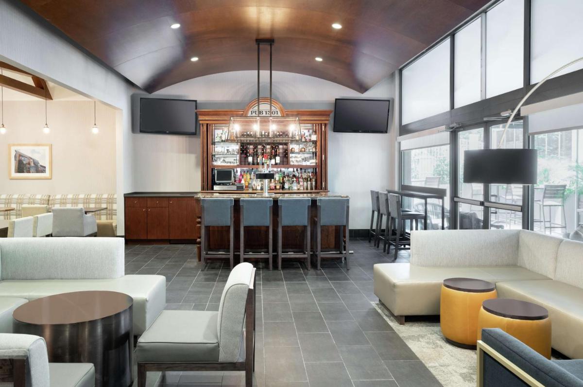 Hampton Inn Philadelphia Center City-Convention Center - image 3