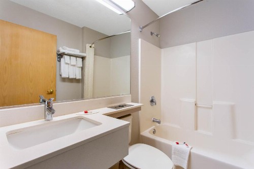 Microtel Inn & Suites by Wyndham Philadelphia Airport - image 12