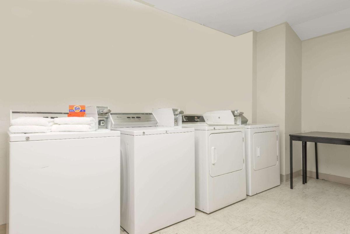 Microtel Inn & Suites by Wyndham Philadelphia Airport - image 6