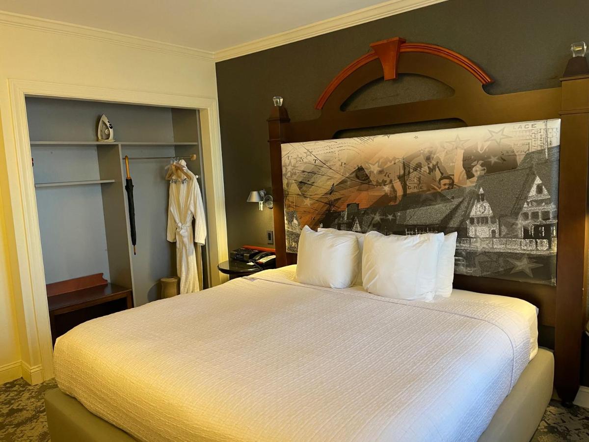 Chestnut Hill Hotel - image 3