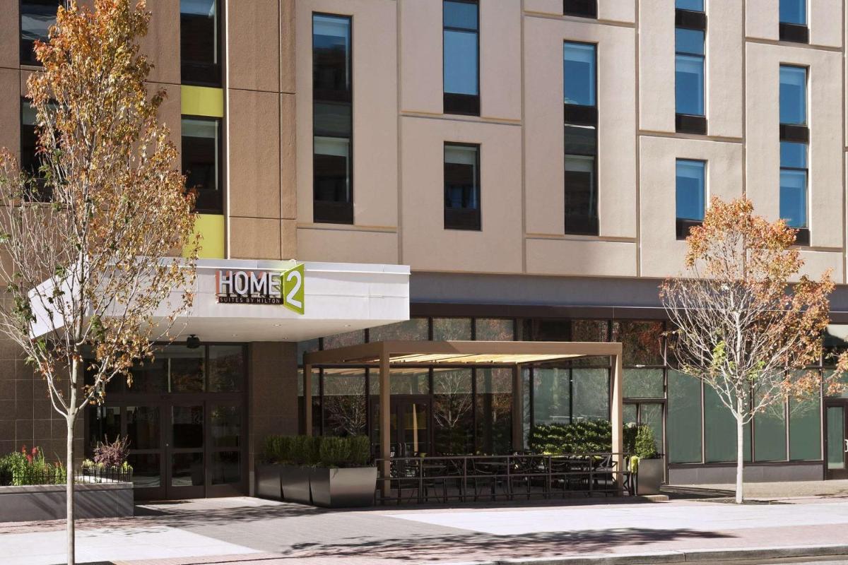 Home2 Suites by Hilton Philadelphia Convention Center - image 2