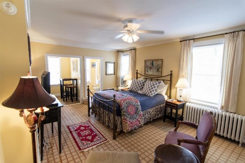La Reserve Bed and Breakfast - image 7