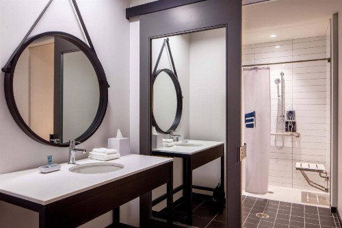 Aloft Philadelphia Downtown - image 10