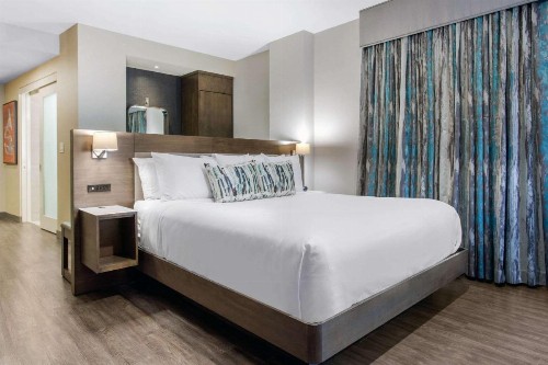 Cambria Hotel Philadelphia Downtown Center City - image 9