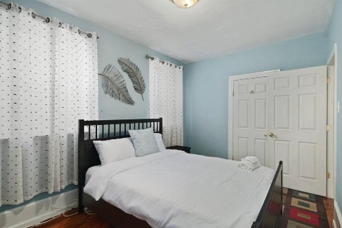 Charming Fishtown Retreat-Patio - image 6
