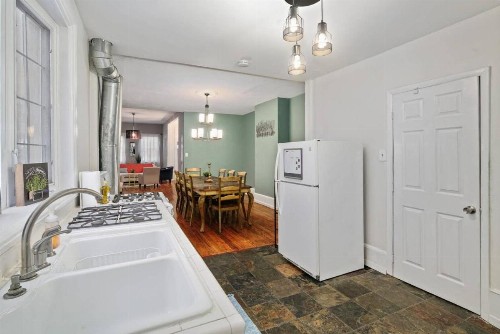 Charming Fishtown Retreat-Patio - image 7