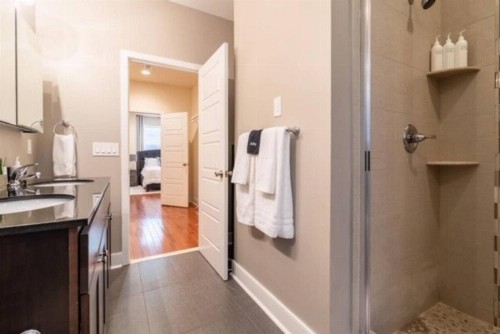 Beautiful Lux 4 Bedroom*Near PENN/CHOP*Roof Deck - image 12