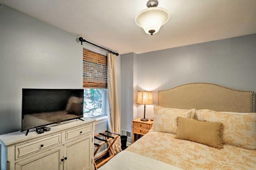 Historic Trinity Home in Center City Free Parking - image 10