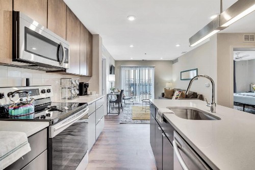 New Listing Grad Pointe Beautiful 2BDR Rec Room Gym Coffee Rooftop Patio - image 1