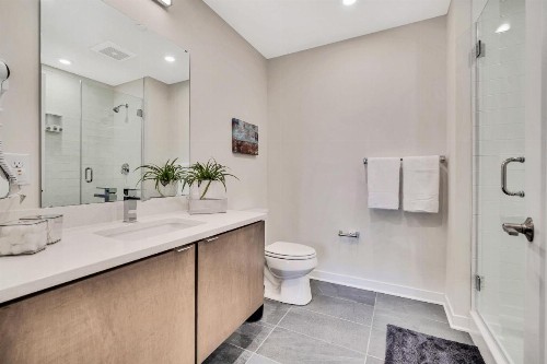 New Listing Grad Pointe Beautiful 2BDR Rec Room Gym Coffee Rooftop Patio - image 11