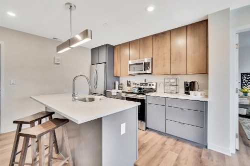 New Listing Grad Pointe Beautiful 2BDR Rec Room Gym Coffee Rooftop Patio - image 6