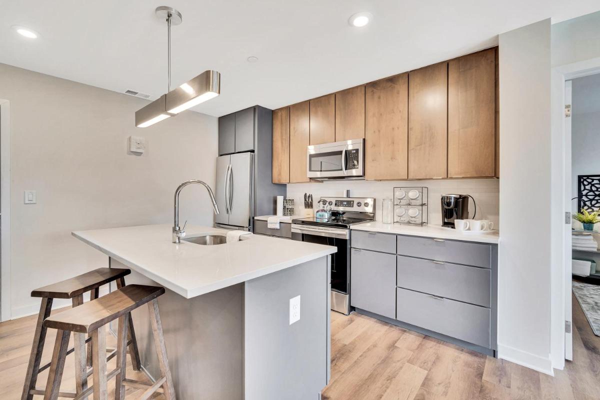 New Listing Grad Pointe Beautiful 2BDR Rec Room Gym Coffee Rooftop Patio - image 6