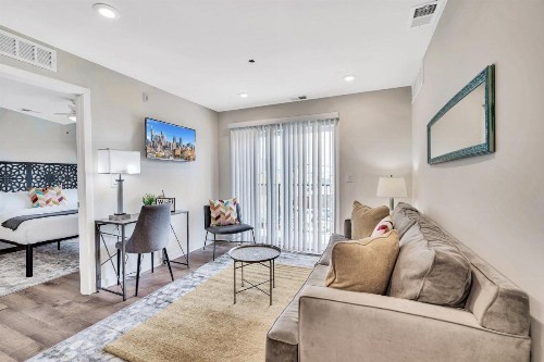 New Listing Grad Pointe Beautiful 2BDR Rec Room Gym Coffee Rooftop Patio - image 7