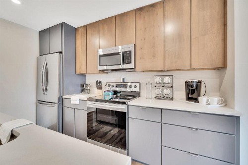 New Listing Grad Pointe Beautiful 2BDR Rec Room Gym Coffee Rooftop Patio - image 8