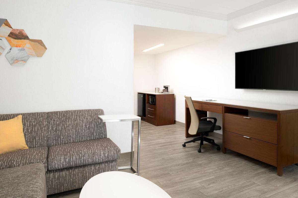 DoubleTree Suites by Hilton Phoenix - image 7
