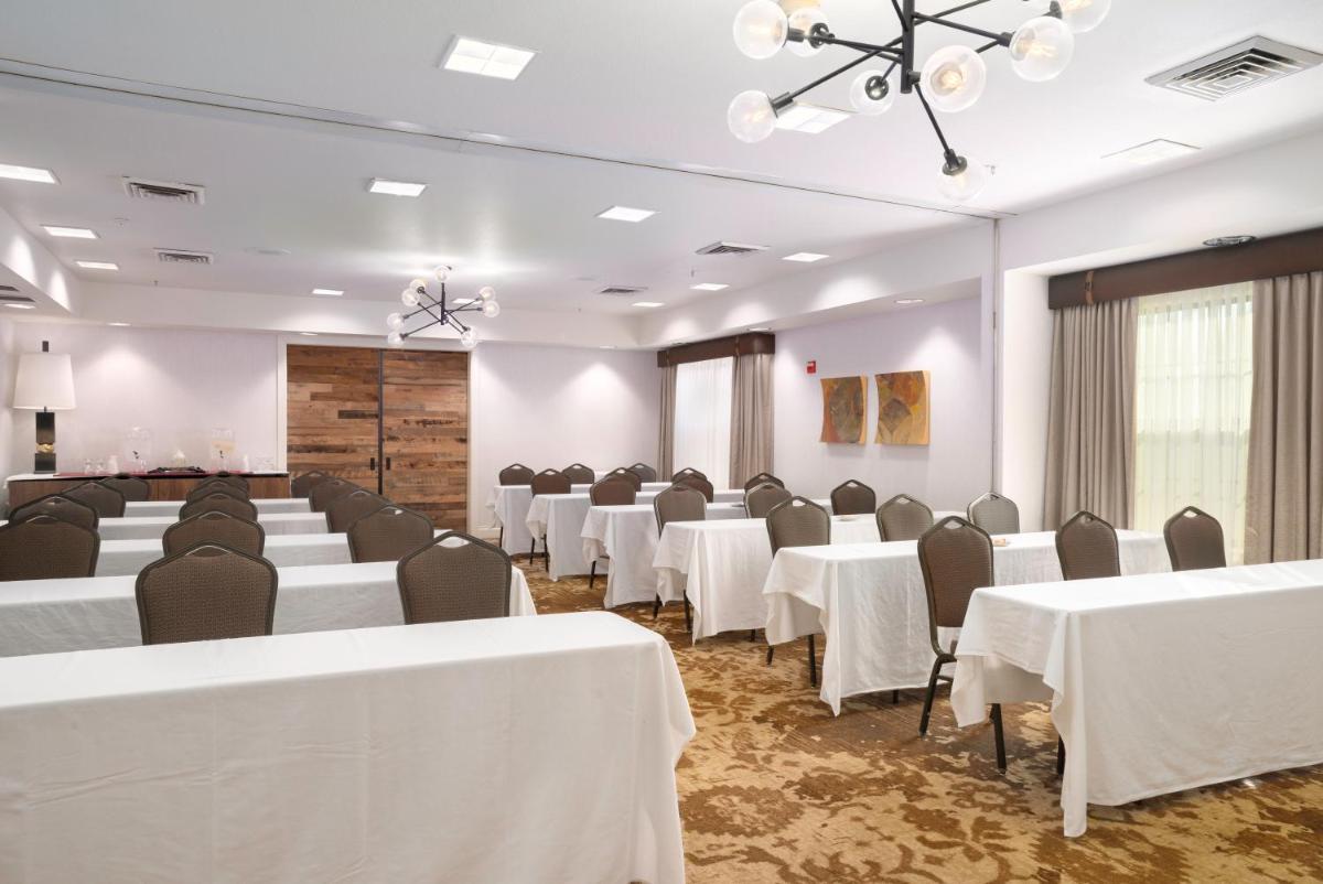 Hilton Garden Inn Phoenix Airport - image 4