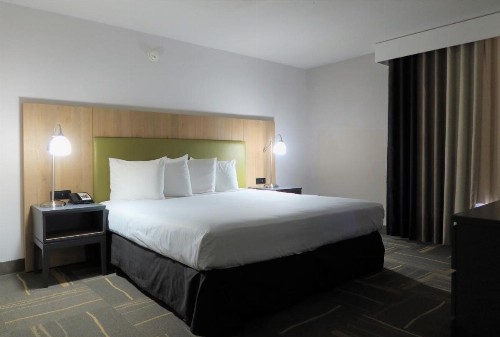 GreenTree Inn & Suites Phoenix Sky Harbor - image 1