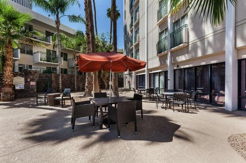 Hilton Garden Inn Phoenix Midtown - image 1