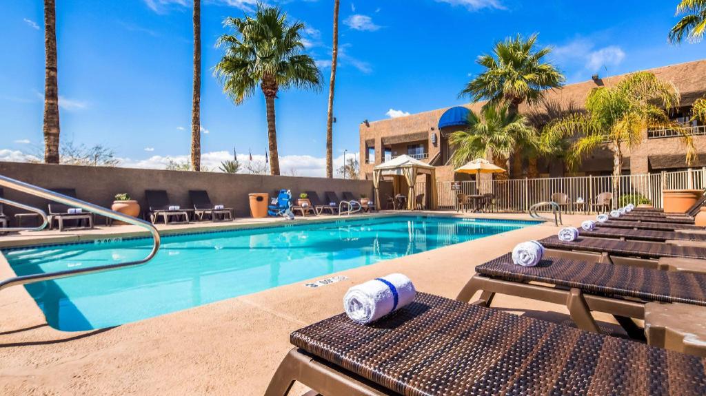 Best Western InnSuites Phoenix Hotel & Suites - image 3