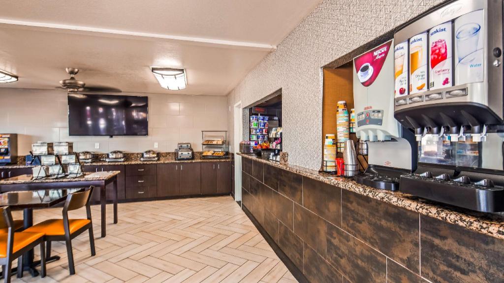 Best Western InnSuites Phoenix Hotel & Suites - image 4