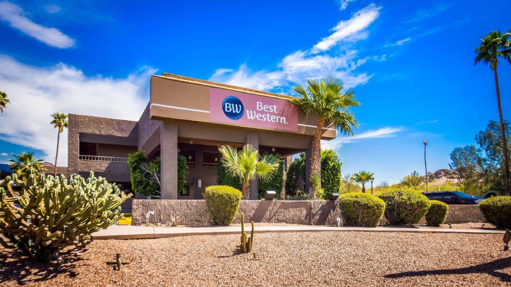 Best Western InnSuites Phoenix Hotel & Suites - image 6