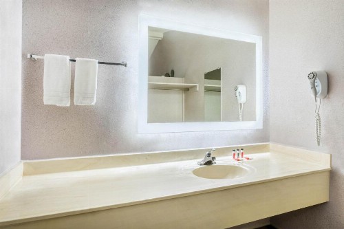 Howard Johnson by Wyndham Phoenix Airport/Downtown Area - image 6