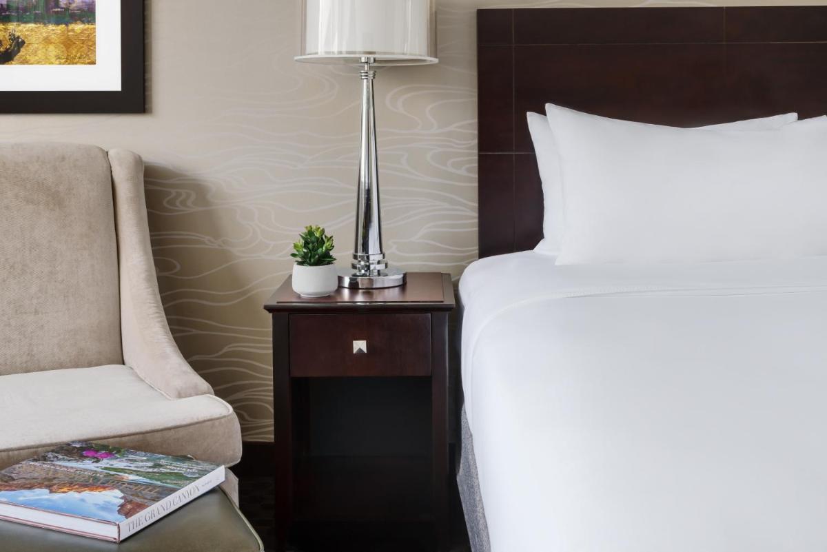 Crowne Plaza Phoenix Airport an IHG Hotel - image 3