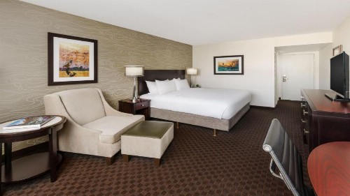 Crowne Plaza Phoenix Airport an IHG Hotel - image 38