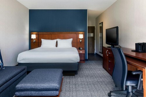 Courtyard by Marriott Phoenix Airport - image 10