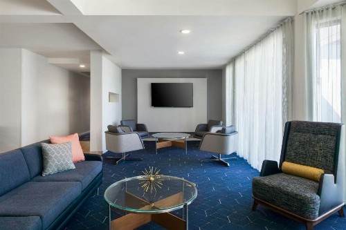 Courtyard by Marriott Phoenix Airport - image 4